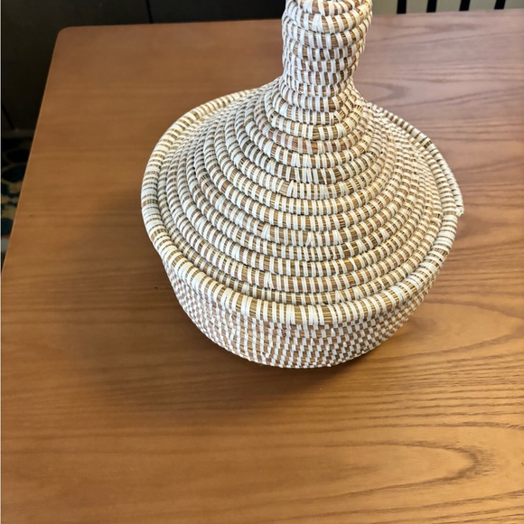 Brown and white African wicker lidded basket - Picture 4 of 4